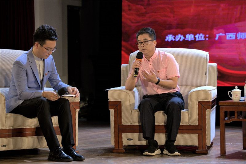 4《新時(shí)代的青春之歌黃文秀》的作者，廣西文聯(lián)秘書(shū)長(cháng)兼廣西戲劇家協(xié)會(huì )常務(wù)副主席林超俊做分享.jpg