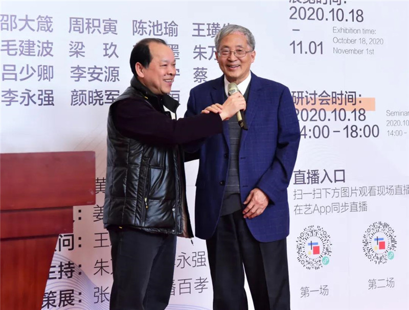 6桂林市美術(shù)家協(xié)會(huì )名譽(yù)主席、廣西師范大學(xué)原副校長(cháng)白曉軍與南京藝術(shù)學(xué)院教授、博士生導師周積寅共同宣布畫(huà)展開(kāi)幕（廖茹畫(huà)  攝）  .jpg