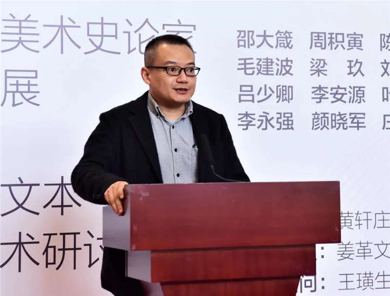 8廣西師范大學(xué)出版社美術(shù)館館長(cháng)、美術(shù)分社總編輯張明主持開(kāi)幕式（廖茹畫(huà)  攝）.jpg