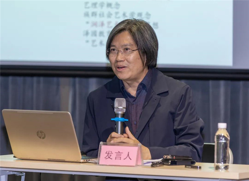 20北京師范大學(xué)藝術(shù)與傳媒學(xué)院教授、博士生導師梁玖作題為《真正“看見(jiàn)”歷史的“表現”圖像》的發(fā)言（黃珊虎 攝）.jpg