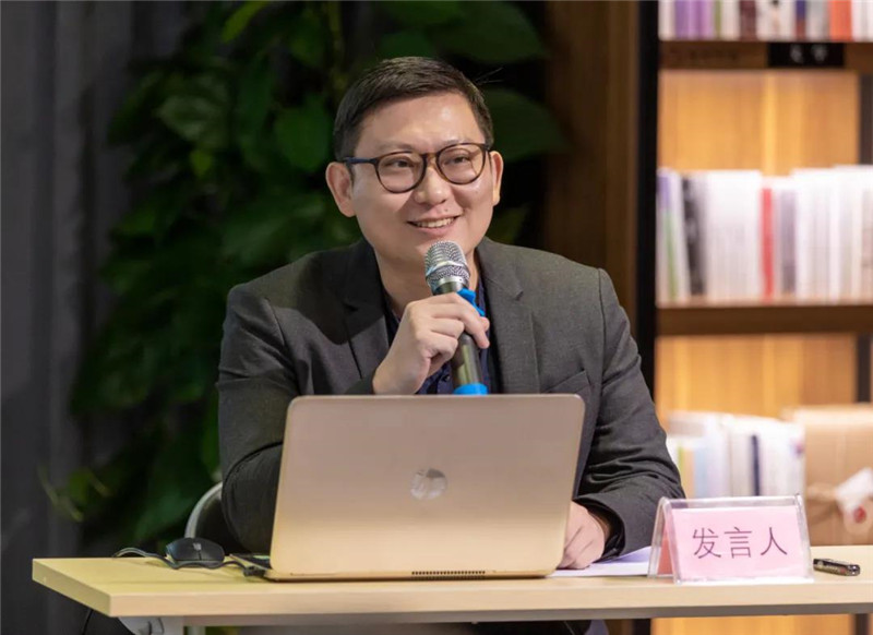 21廣州美術(shù)學(xué)院中國畫(huà)學(xué)院嶺南畫(huà)派研究中心主任、助理研究員王艾作題為《鷺之意味：陳文希創(chuàng  )作中的離散因素——兼談粵籍藝術(shù)家在東南亞地區的現代主義實(shí)踐》的發(fā)言（黃珊虎 攝）.jpg