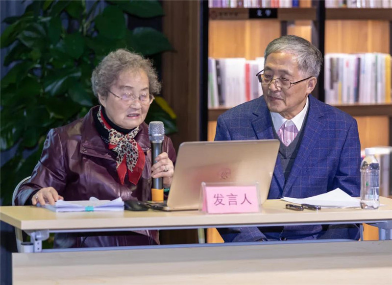 24著(zhù)名美術(shù)史論家、南京藝術(shù)學(xué)院教授、博士生導師周積寅及王鳳珠副研究館員作題為《鄭板橋書(shū)畫(huà)辨偽》的發(fā)言（黃珊虎 攝）.jpg