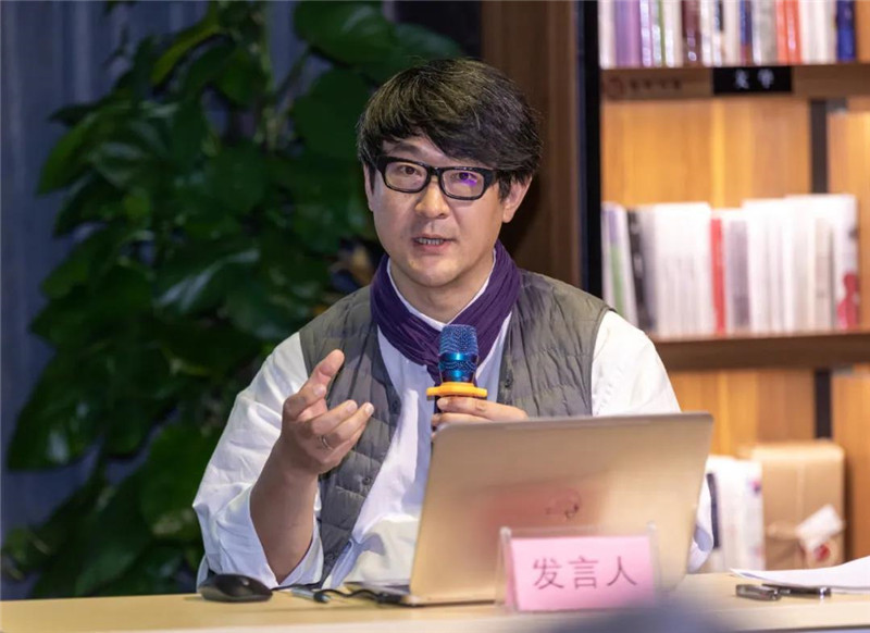 26中央美術(shù)學(xué)院美術(shù)館學(xué)術(shù)部副主任、副研究員蔡萌作題為《業(yè)余與自?shī)剩簻\談文人畫(huà)中的兩種狀態(tài)》的發(fā)言（黃珊虎 攝）.jpg