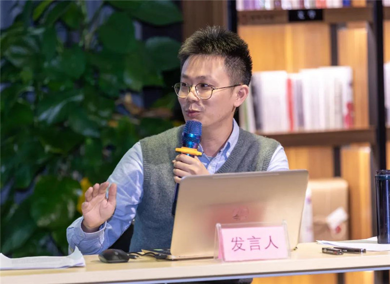 27關(guān)山月美術(shù)館研究部副研究館員、廣東省美術(shù)家協(xié)會(huì )理論委員會(huì )副秘書(shū)長(cháng)莊程恒作題為《富貴壽考：晚清海派畫(huà)家“郭子儀遇仙”圖像考釋》的發(fā)言（黃珊虎 攝）.jpg