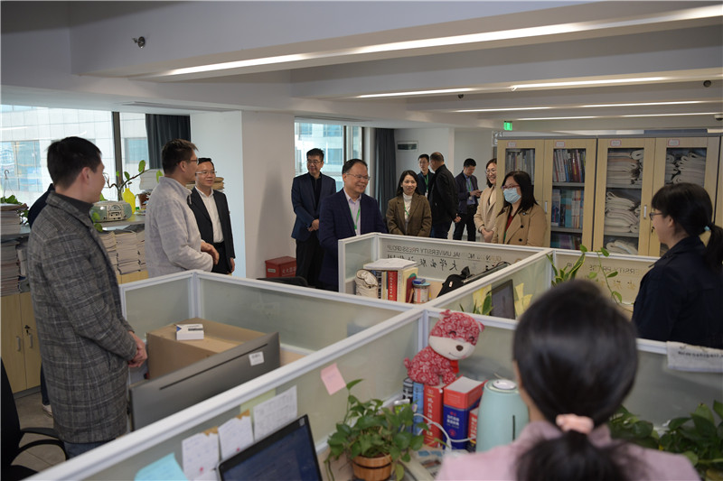 走訪(fǎng)慰問(wèn)基教分社員工.jpg 走訪(fǎng)慰問(wèn)基教分社員工.jpg