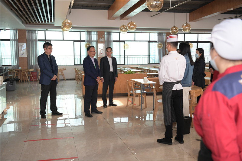 走訪(fǎng)慰問(wèn)食堂員工.jpg 走訪(fǎng)慰問(wèn)食堂員工.jpg