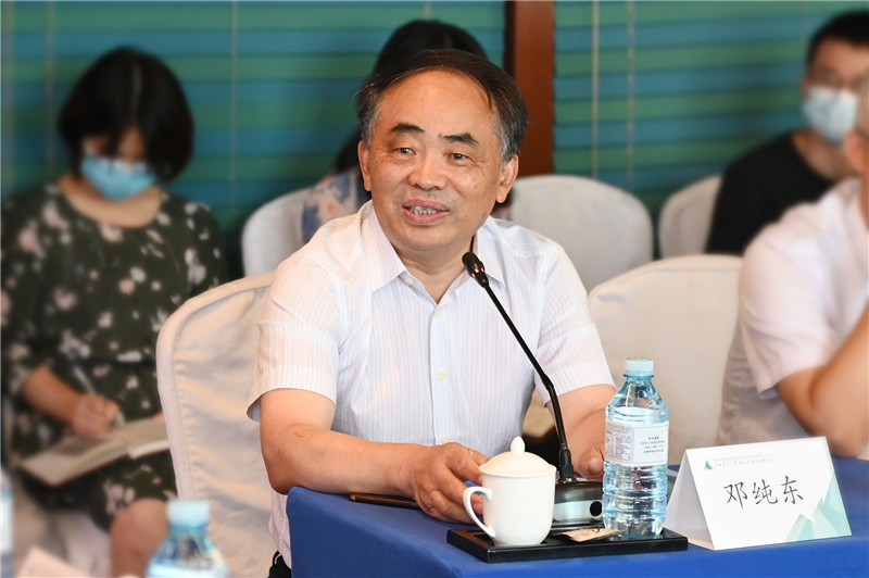 07 全國政協(xié)委員，中國政策科學(xué)研究會(huì )副院長(cháng)，中國社會(huì )科學(xué)院馬克思主義研究院原院長(cháng)、黨委書(shū)記鄧純東作主旨演講（李顯楊 攝）.jpg