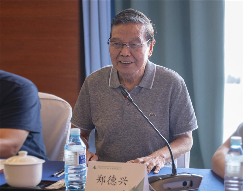 08 原中共中央文獻研究室副秘書(shū)長(cháng)、中央文獻出版社原社長(cháng)鄭德興作主旨演講（李顯楊 攝）.jpg