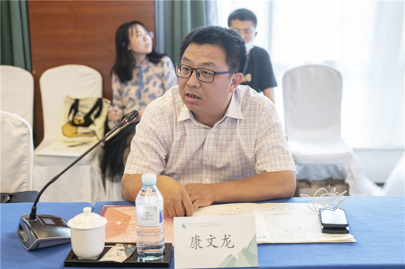 15嘉興學(xué)院浙江省中國共產(chǎn)黨創(chuàng  )建史研究中心主任康文龍作專(zhuān)題發(fā)言（李顯楊 攝）.jpg