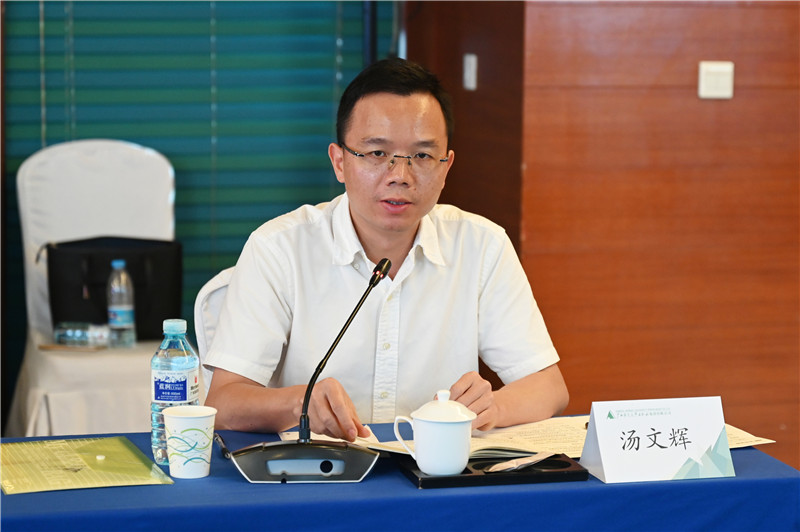 19 廣西師范大學(xué)出版社集團黨委副書(shū)記、總編輯湯文輝主持論壇（李顯楊 攝）.jpg