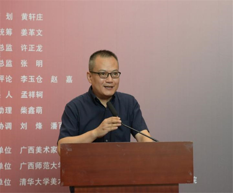 廣西師范大學(xué)出版社美術(shù)館館長(cháng)、美術(shù)分社總編輯張明主持開(kāi)幕式.jpg