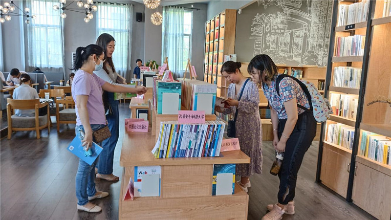 梧州學(xué)院教材巡展(獨秀書(shū)房公司供圖).jpg 梧州學(xué)院教材巡展(獨秀書(shū)房公司供圖).jpg