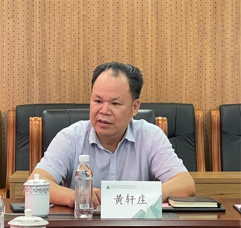 集團公司黨委書(shū)記、董事長(cháng)黃軒莊介紹集團公司情況 李天皓 攝.jpg