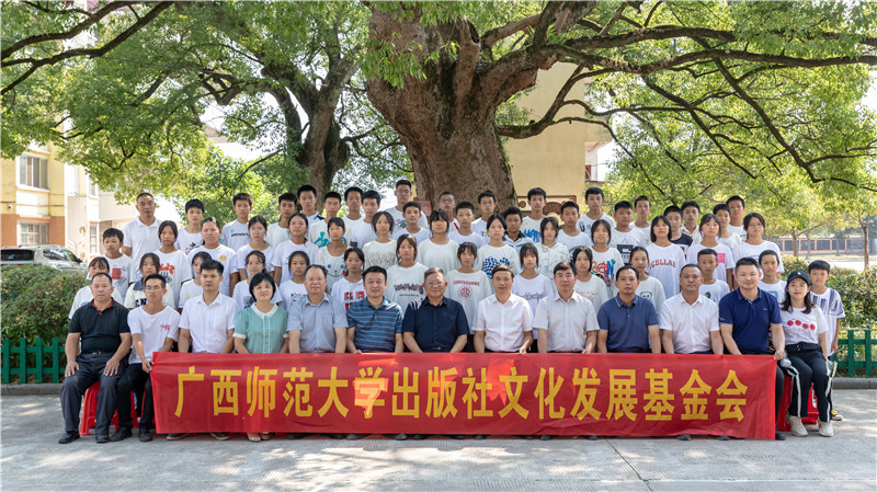 領(lǐng)導及嘉賓與“獨秀班”同學(xué)合影（黃珊虎 攝）.jpg