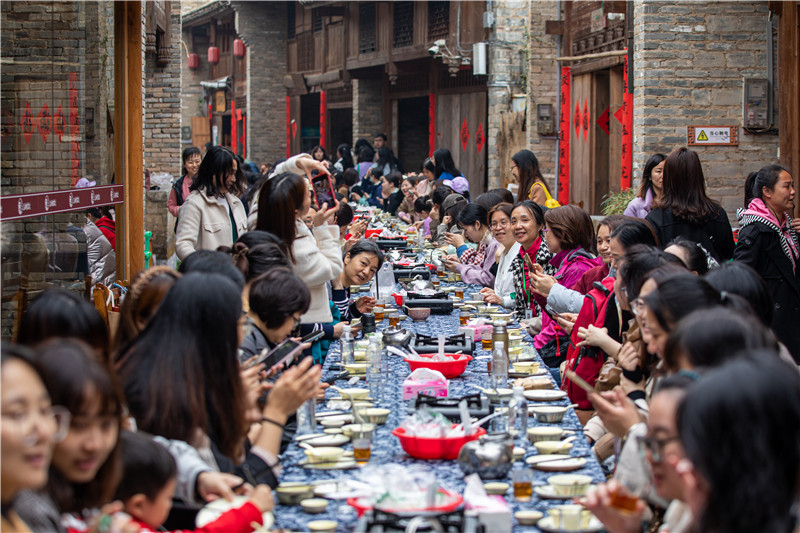 體驗古村特色長(cháng)桌宴（黃珊虎 攝）.jpg