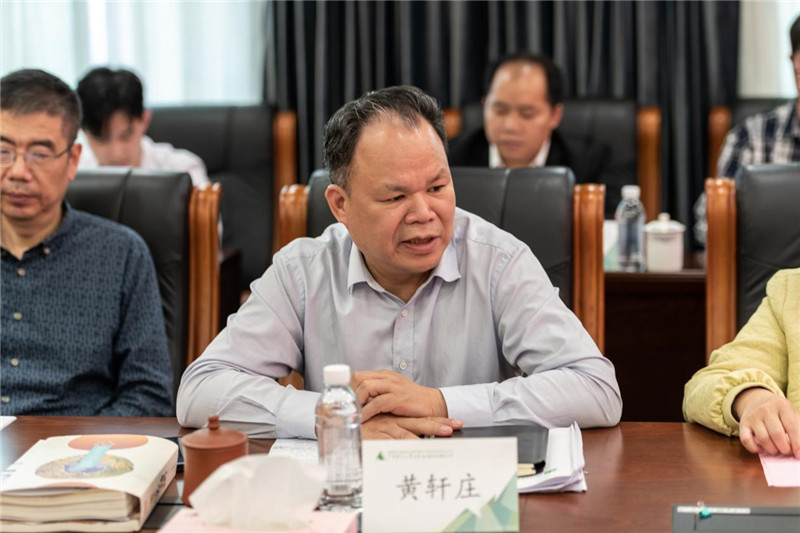 集團公司黨委書(shū)記、董事長(cháng)、基金會(huì )常務(wù)副理事長(cháng)黃軒莊講話(huà).jpg