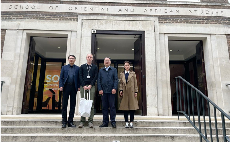 與倫敦大學(xué)亞非學(xué)院珍稀館藏主任John Langdon進(jìn)行項目洽談并合影（路人 攝）.jpg