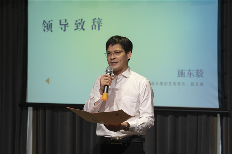 廣西師范大學(xué)出版社集團黨委委員、副總裁施東毅為與會(huì )來(lái)賓介紹廣西師大社在文化服務(wù)、閱讀推廣方面的成果（攝：李顯楊）.jpg