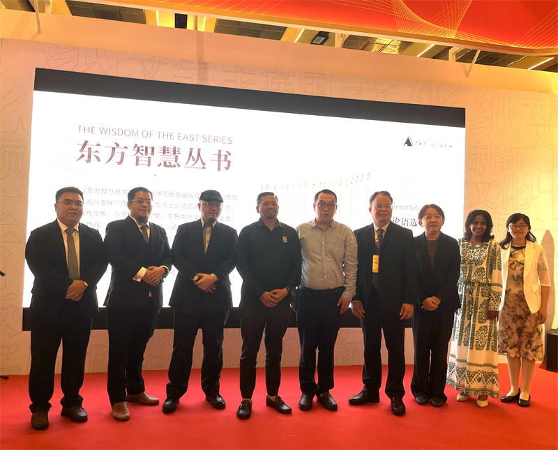 與馬來(lái)西亞教育部國家圖書(shū)委員會(huì )主席莫哈末·柯海爾·瓦迪隆先生（左四）、中宣部進(jìn)出口管理局有關(guān)同志等嘉賓在《東方智慧叢書(shū)》宣介會(huì )上合影.jpg