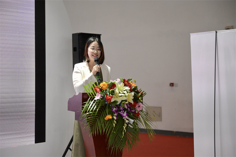 推薦會(huì )現場(chǎng)，張笑塵女士介紹藝術(shù)之橋空間情況.jpg