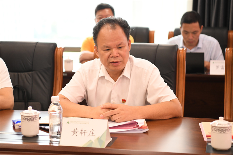 3.集團公司黨委書(shū)記、董事長(cháng)黃軒莊代表領(lǐng)導班子作對照檢查發(fā)言 李顯楊攝.jpg