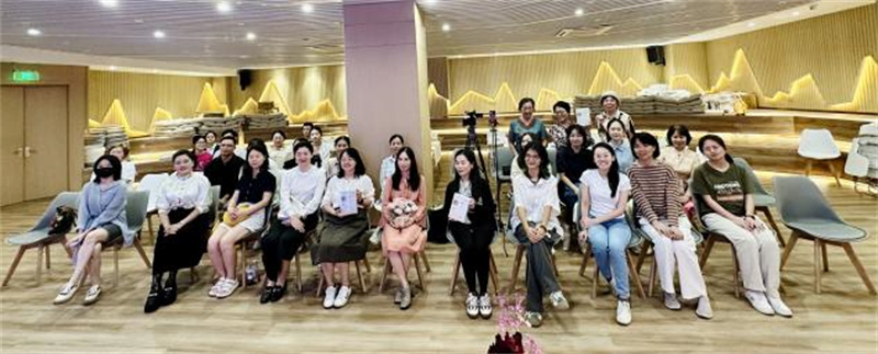 仇春霞與現場(chǎng)讀者合影.jpg 仇春霞與現場(chǎng)讀者合影.jpg