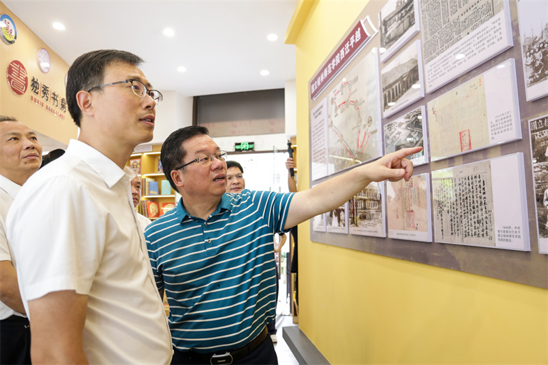 7.夏世飛（左）、賀祖斌（右）在歷史文化墻前參觀(guān).jpg