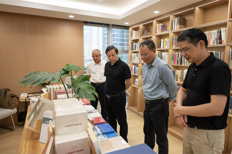 與會(huì )嘉賓與師大、集團領(lǐng)導參觀(guān)服務(wù)地方文化主題書(shū)展.jpg