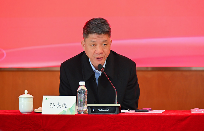 4.校黨委副書(shū)記、校長(cháng)，校出版編審委員會(huì )主任委員孫杰遠主持會(huì )議.jpg