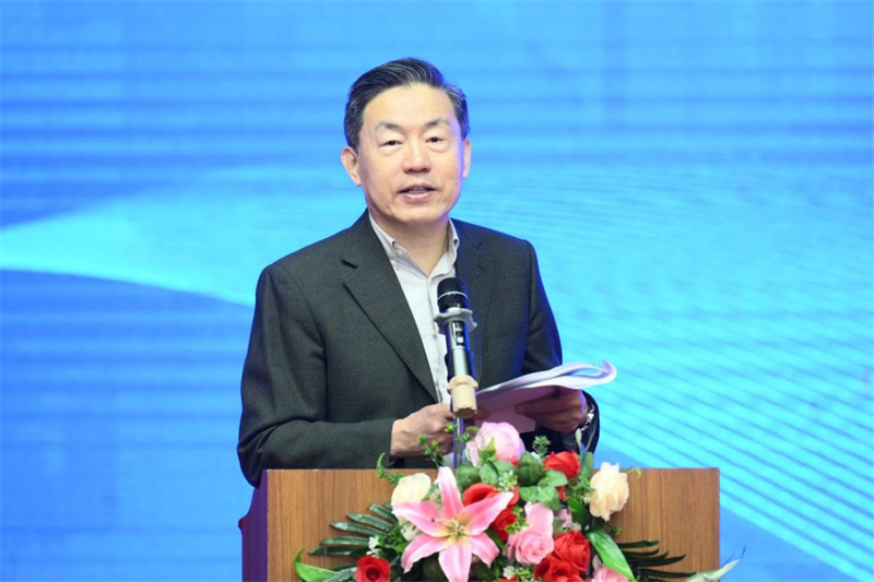 中國新聞出版研究院原副院長(cháng)、第六屆中國書(shū)刊發(fā)行業(yè)協(xié)會(huì )副理事長(cháng)、中華出版促進(jìn)會(huì )國際工委學(xué)術(shù)委員會(huì )主任委員范軍主持開(kāi)幕式.jpg