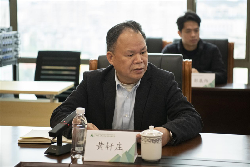 集團公司黨委書(shū)記、董事長(cháng)黃軒莊作匯報（李顯楊攝）.jpg