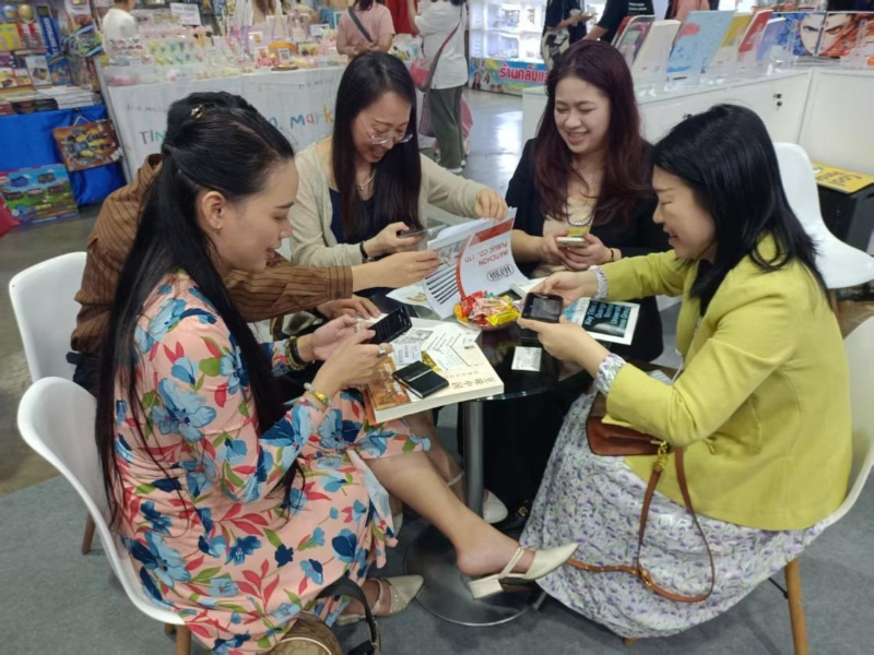 在現場(chǎng)進(jìn)行版權洽談。（馬文玉 攝）_副本.jpg