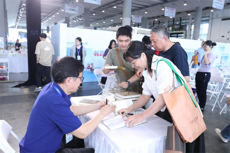 陳應松在簽售新書(shū)《月亮粑的故鄉》.jpg 陳應松在簽售新書(shū)《月亮粑的故鄉》.jpg