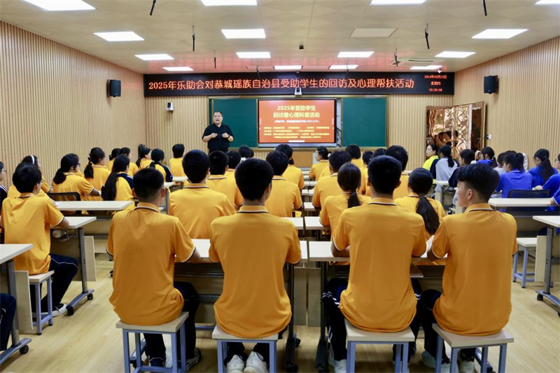 恭城中學(xué)講座現場(chǎng)(劉志歡 攝).jpg 恭城中學(xué)講座現場(chǎng)(劉志歡 攝).jpg