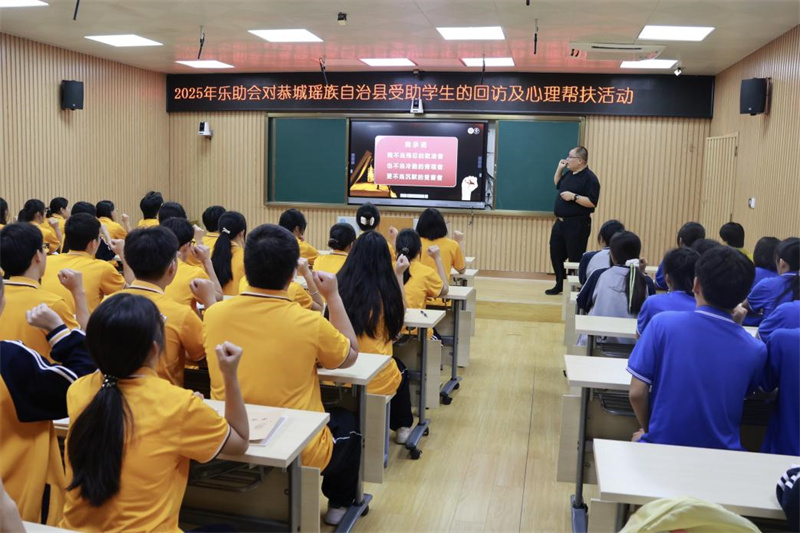 潘老師引導同學(xué)們宣誓(劉志歡 攝).jpg 潘老師引導同學(xué)們宣誓(劉志歡 攝).jpg