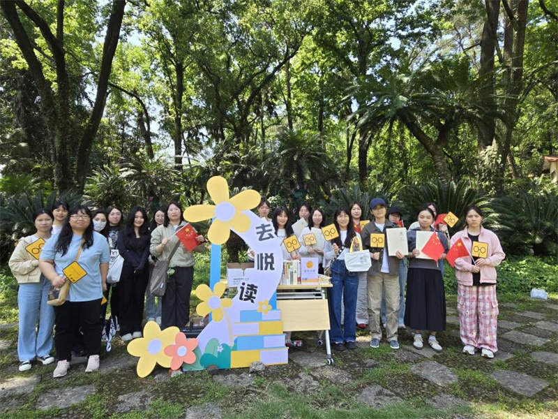 集團公司團員青年合影展示“青年書(shū)單”文創(chuàng ).jpg 集團公司團員青年合影展示“青年書(shū)單”文創(chuàng ).jpg