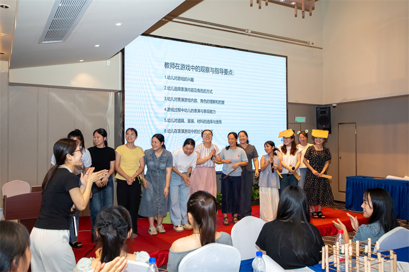 6老師們在“表演游戲”現場(chǎng)2.jpg 6老師們在“表演游戲”現場(chǎng)2.jpg