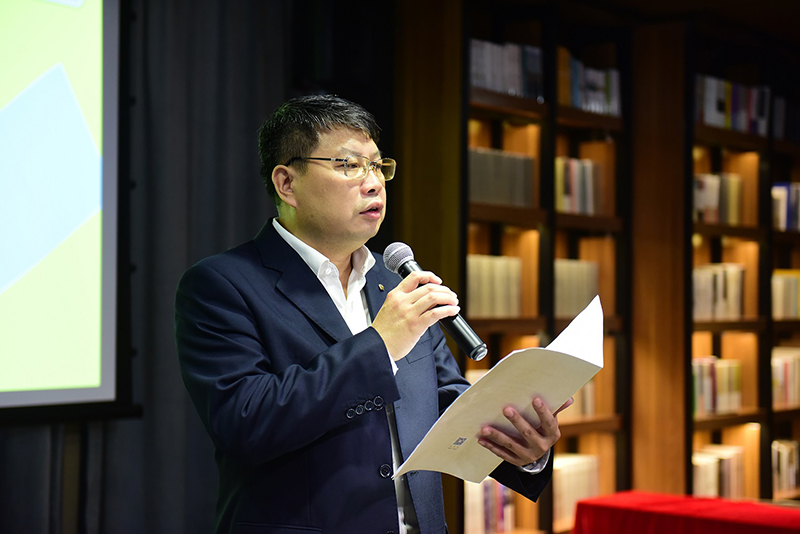 廣西師范大學(xué)出版社集團有限公司黨委書(shū)記、董事長(cháng)張藝兵致辭（李顯楊 攝）.jpg