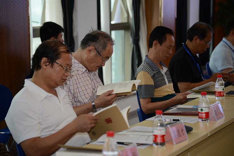 4.與會(huì )專(zhuān)家學(xué)者翻閱新版《東方叢刊》 原野菁 攝.JPG