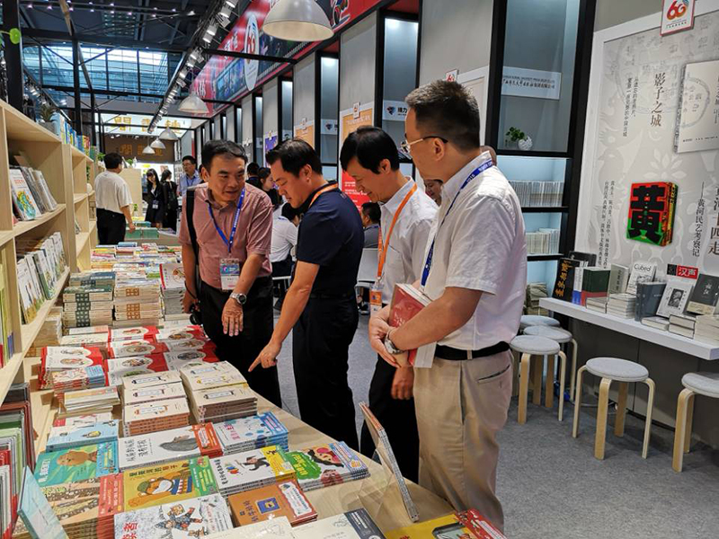 自治區政協(xié)科教文衛體委員會(huì )主任委員彭綱（左二），自治區新聞出版廣電局黨組成員、副局長(cháng)朱為范（右二）到集團公司展位視察.jpg