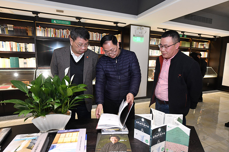 1553677727824661.jpg 廣西民族社一行參觀(guān)社史館.JPG