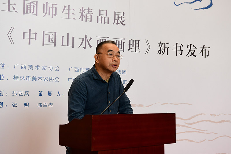 3.廣西美術(shù)家協(xié)會(huì )副主席、桂林市美術(shù)家協(xié)會(huì )主席張賢致辭（李顯楊攝）.JPG