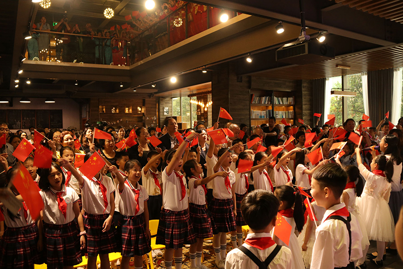 1555832218715833.jpg 獨秀書(shū)房·旗艦店主會(huì )場(chǎng)全場(chǎng)合唱《我和我的祖國》 (羅鵬攝).jpg