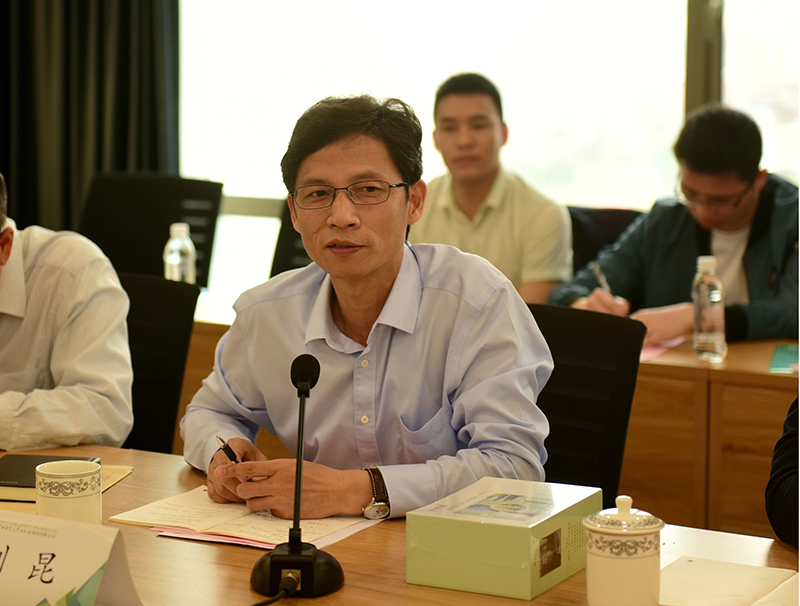 光明日報高級記者、文摘報總編輯、中國文摘報研究會(huì )會(huì )長(cháng)劉昆發(fā)言（廖茹畫(huà)攝）.jpg