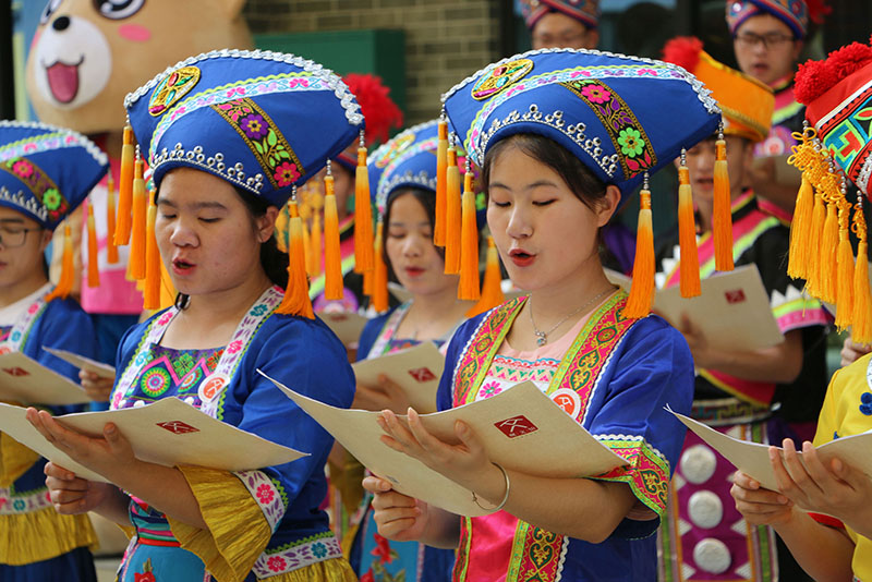 1556011942569568.jpg 廣西現代職業(yè)技術(shù)學(xué)院快閃現場(chǎng)-張人水攝.jpg