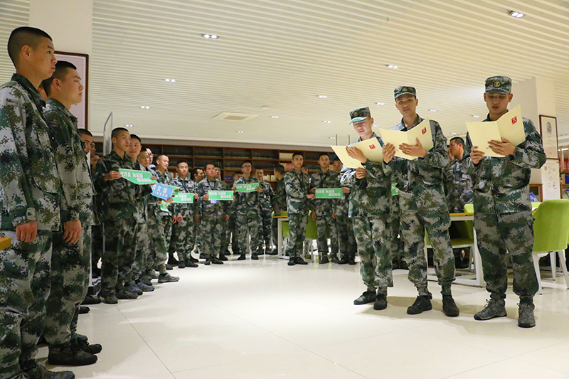 1556012001522061.jpg 長(cháng)沙航空職業(yè)技術(shù)學(xué)院快閃現場(chǎng)-劉隆強攝.jpg