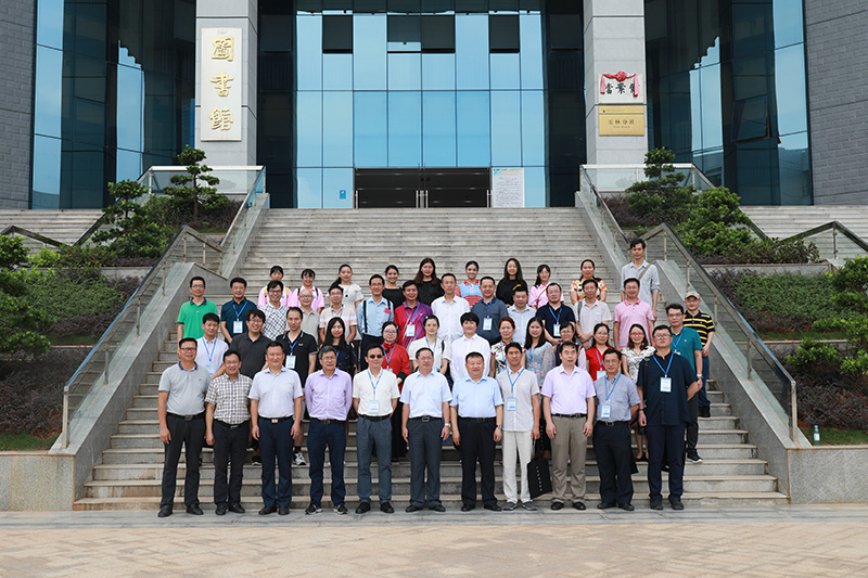 1561453753751722.jpg 參加新書(shū)發(fā)布會(huì )代表合影(孔小東攝).jpg