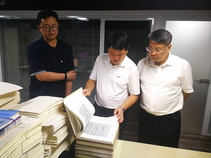 校黨委常委、總會(huì )計師李英利（左二）在內蒙古公司北京出版中心檢查工作.jpg