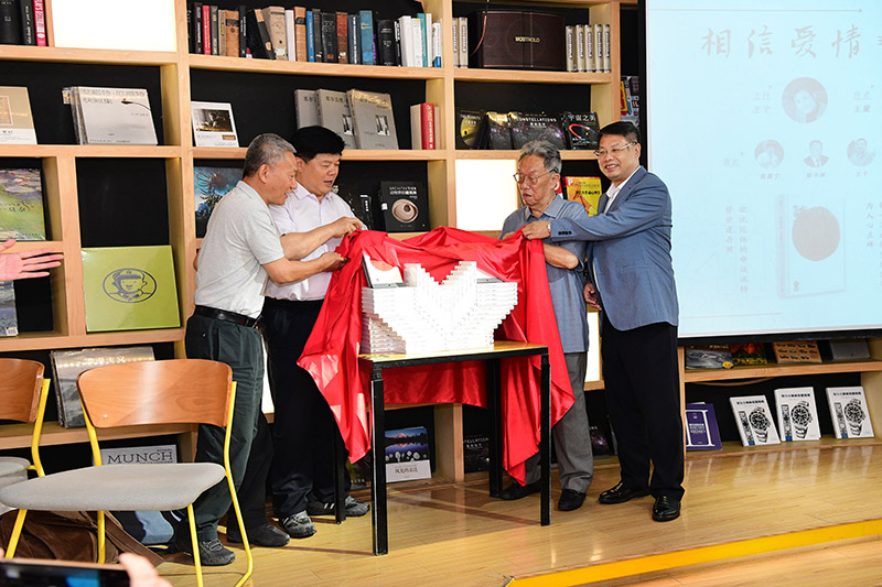 王蒙、聶震寧、鄔書(shū)林、張藝兵共同為《生死戀》新書(shū)揭幕（李顯楊 攝）.jpg