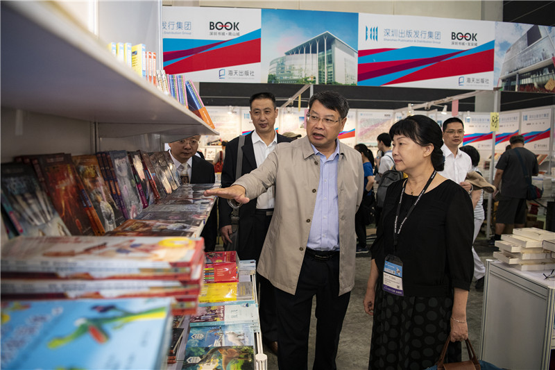 自治區黨委宣傳部副部長(cháng)、自治區新聞出版局（版權局）局長(cháng)呂潔視察集團公司展位_副本.jpg
